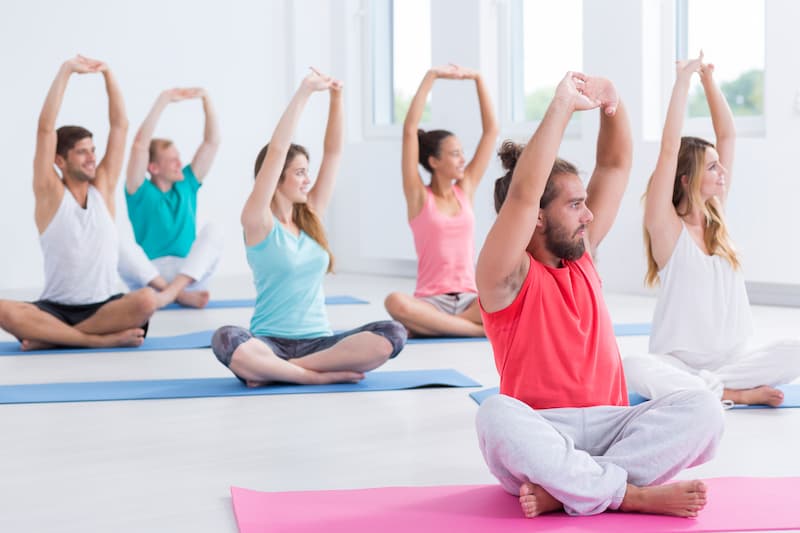 Práctica de yoga en un espacio luminoso